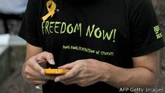 Manifestantes con su teléfono celular durante protestas en Hong Kong 